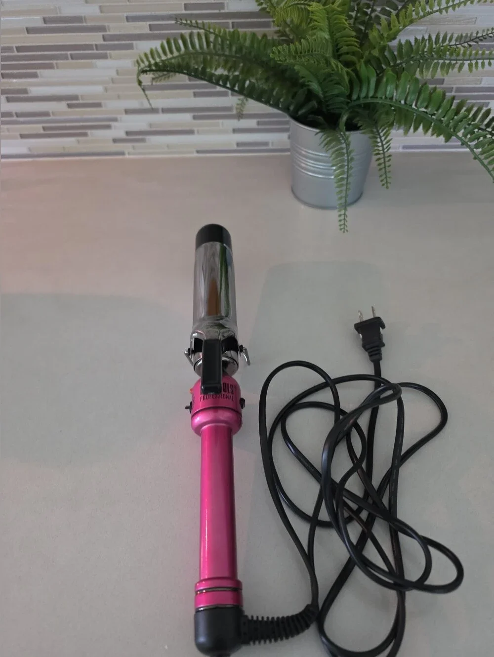 Hot Tools Pink Titanium Curling Iron 1.5” 1 1/2” HPK46 Professional Tested EUC